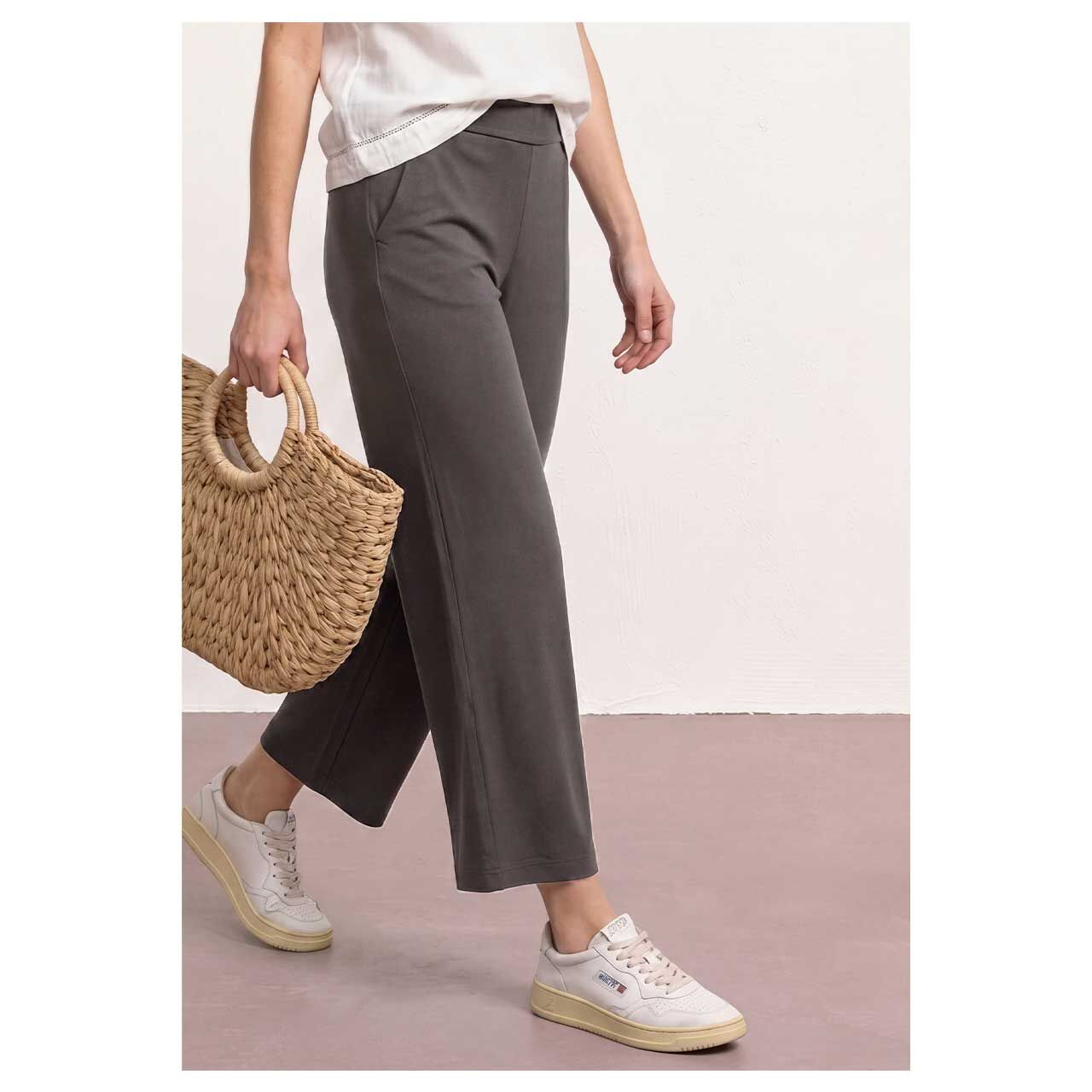 Stretch Damen 7/8 Hose Emee Wide Leg von Street One in Dunkelbraun, Seitansicht am Modell
