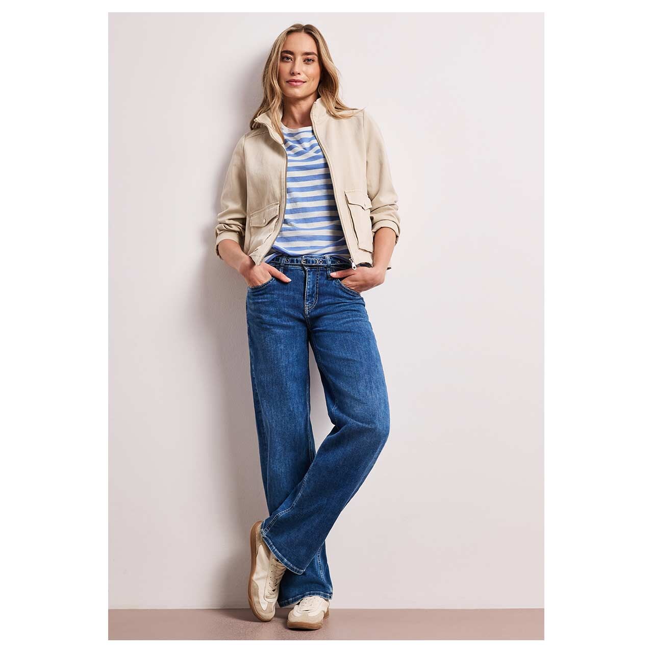 Damen T-Shirt Basic Deco Buttons von Street One in Hellblau gestreift, Ganzkörperansicht Model vorne