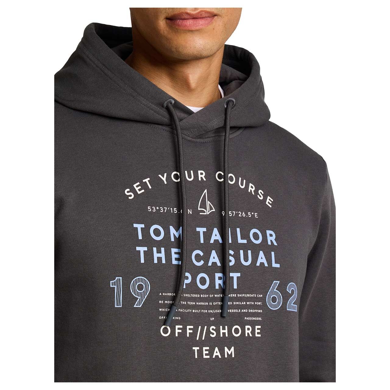 Herren Hoodie Sweatshirt von Tom Tailor in Dunkelgrau mit Print, Detailansicht Oberkörper am Model