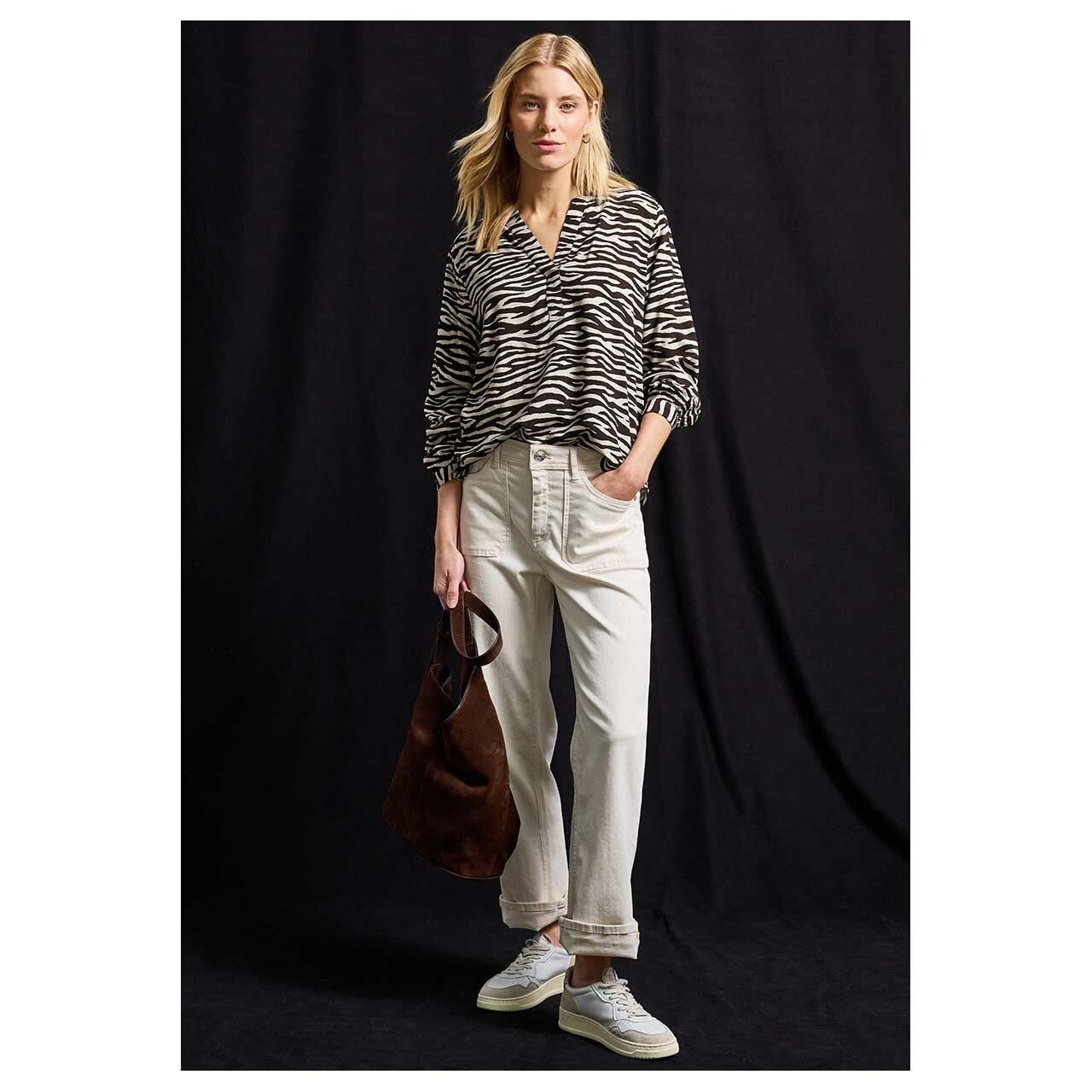 Damen Langarm Bluse Splitneck Tunic von Street One in Dunkelbraun mit Print, Ganzkörperansicht am Model