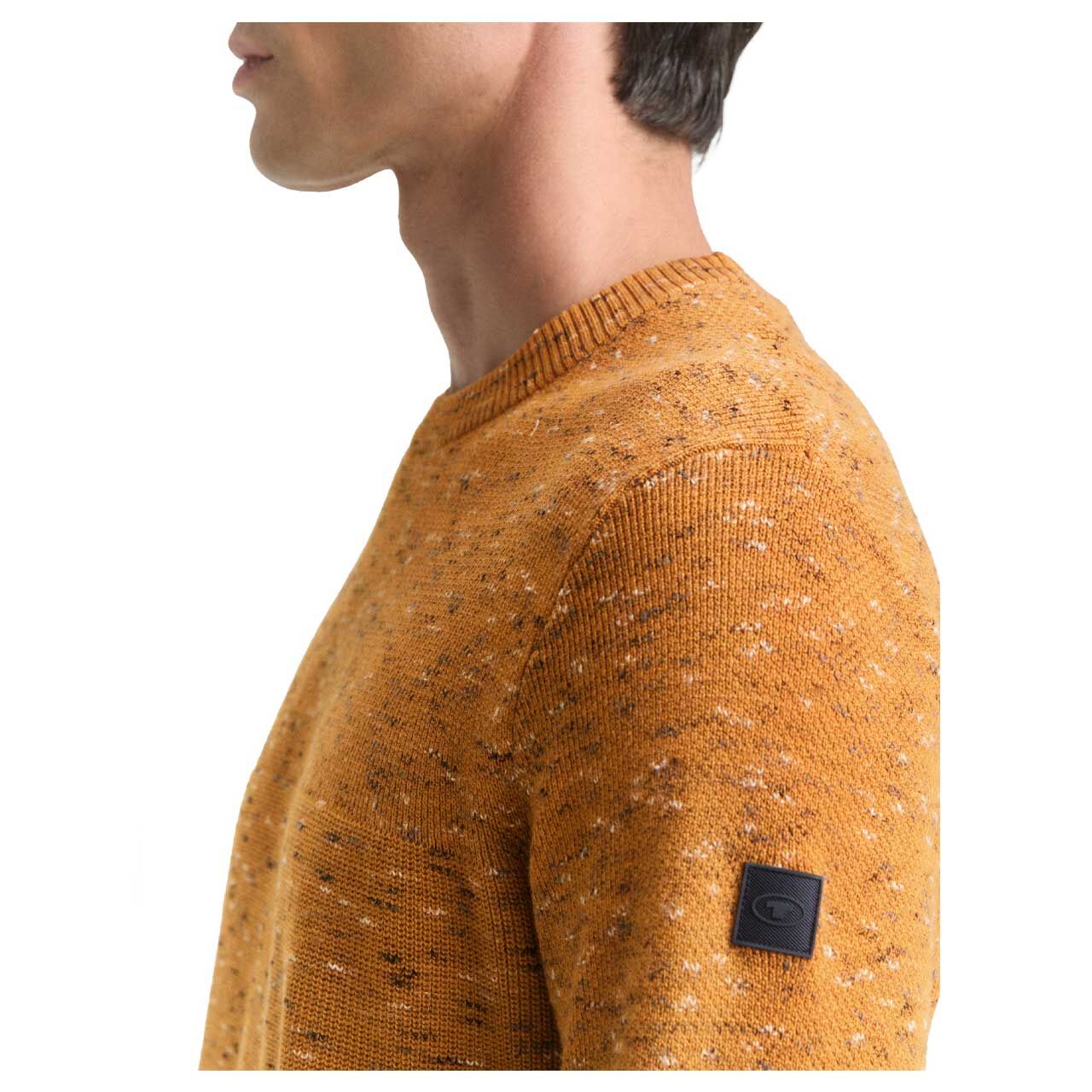 Herren Pullover Space Dye Crewneck von Tom Tailor in Orangebraun meliert, Detailansicht vorne am Model