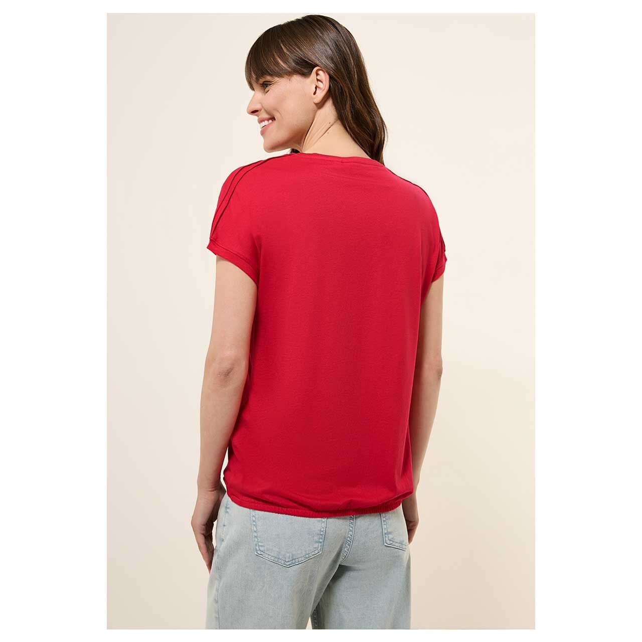 Rückansicht des Models mit dem Damen T-Shirt von Cecil in Rot