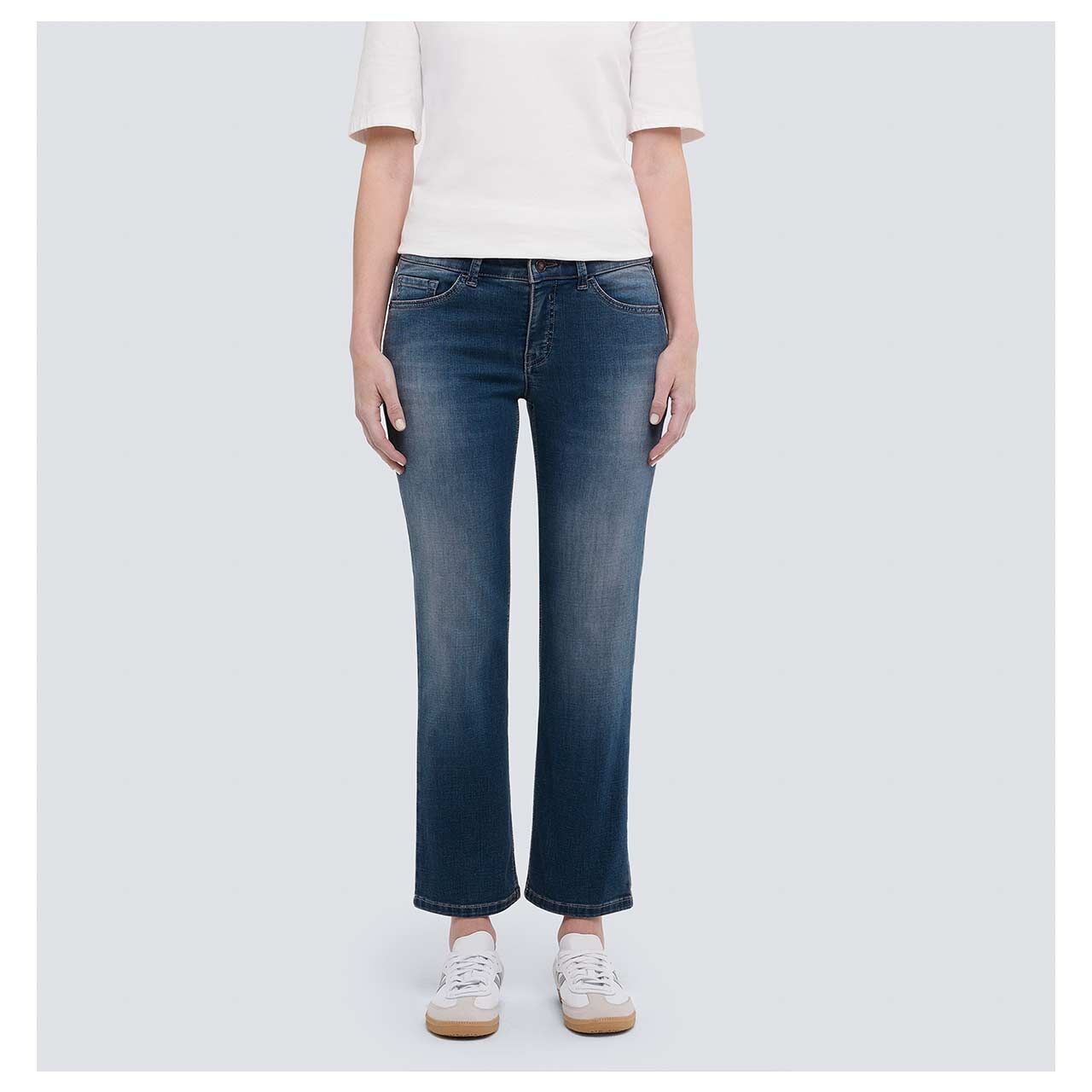 Damenjeans Carrie von MAC in Blau verwaschen, Vorderansicht am Model