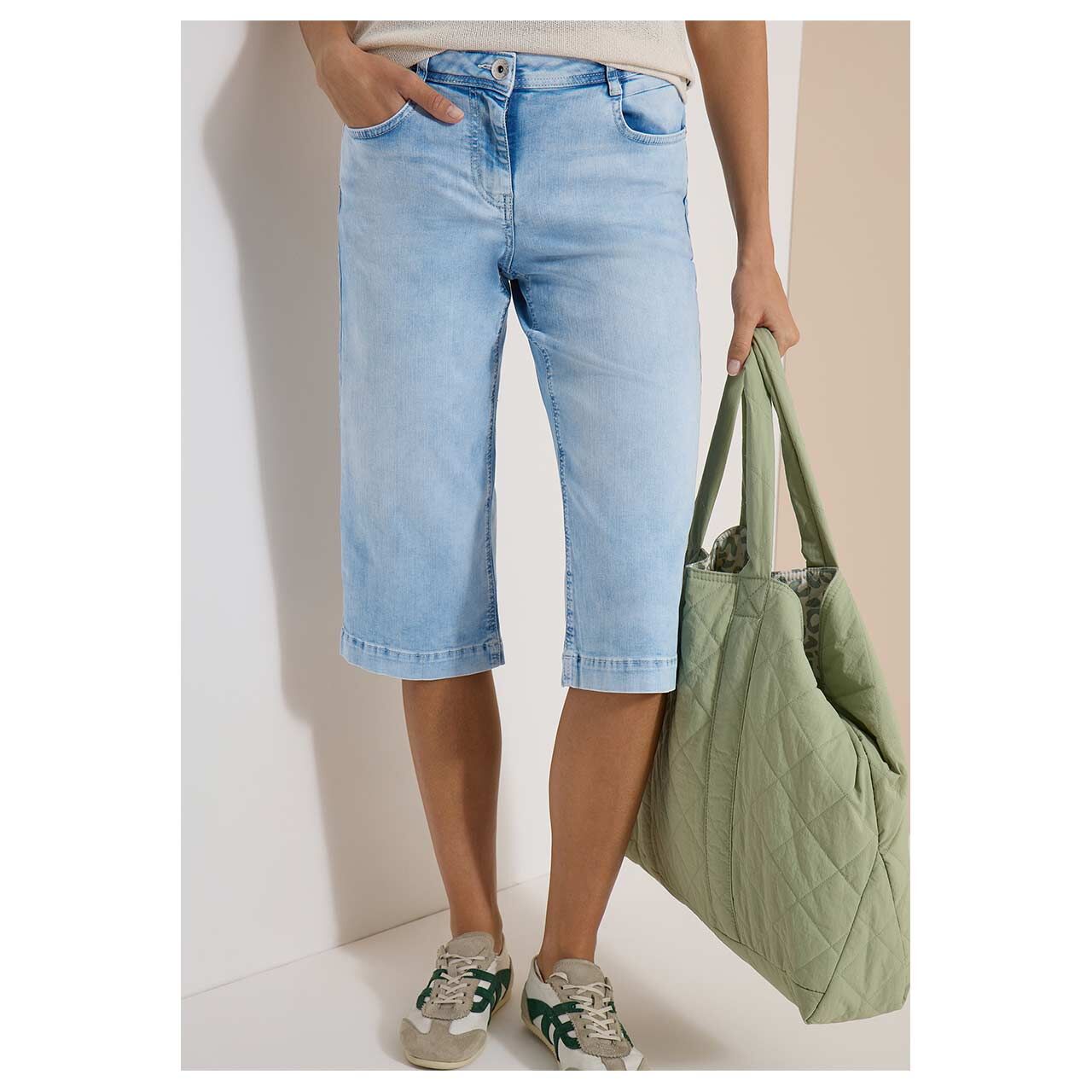 Damen 3/4 Jeans Neele von Cecil in Hellblau angewaschen, gestylte Vorderansicht am Model