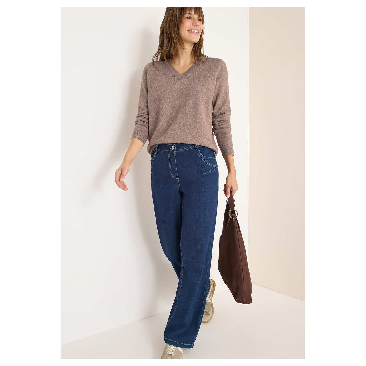 Damen Pullover Cosy Short V-Neck von Cecil in Braun meliert, Ganzkörperansicht am Model