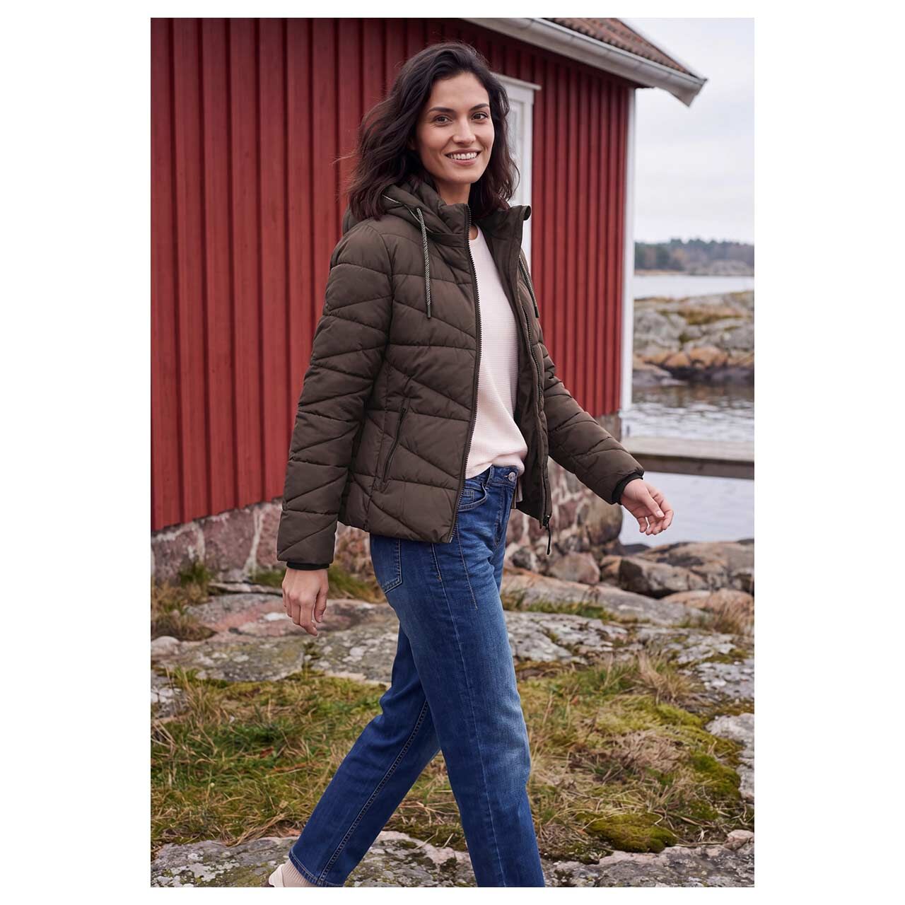 Damen Jacke Sportive Padded Jacket von Cecil in Dunkelbraun, Ganzkörperansicht am Model rechts