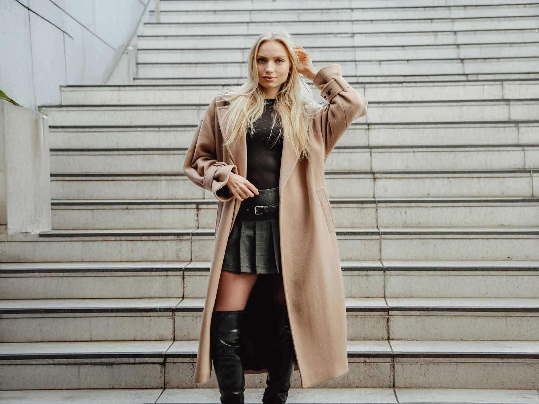 Eine Frau die einen kurzen Lederrock trägt