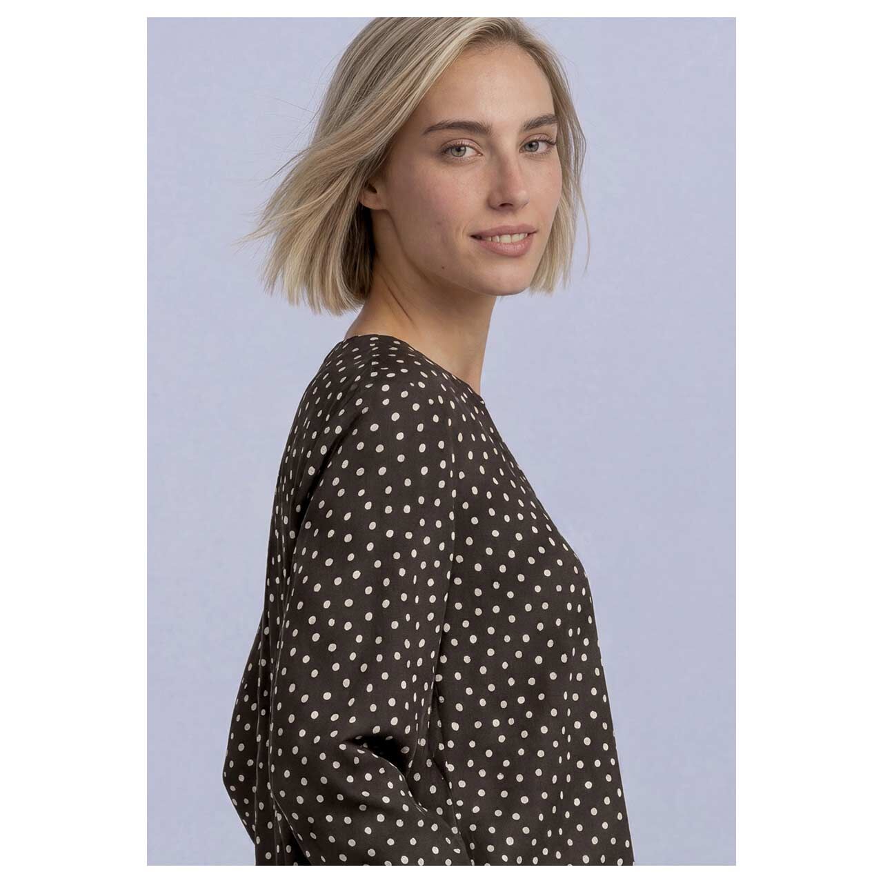 Damen 3/4 Arm Bluse Splitneck Button Detail von Street One in Dunkelbraun mit Print, detaillierte Seitenansicht am Model