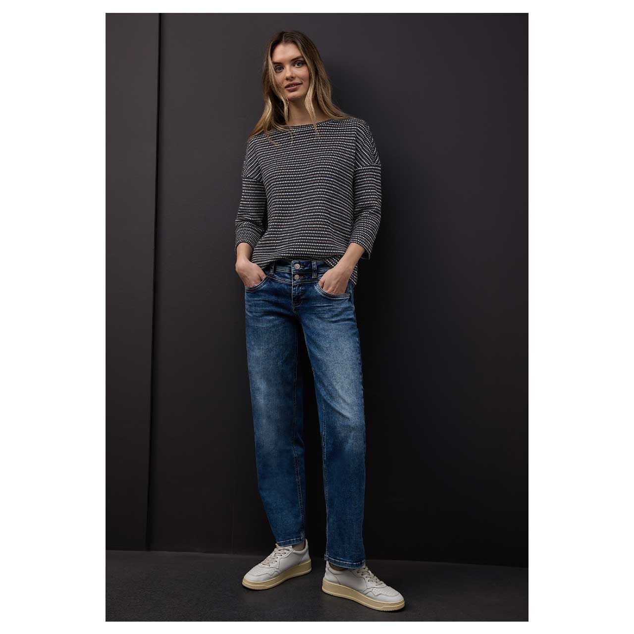 Damen 3/4 Arm Pullover von Street One Multicolor Knit Look in Dunkelblau mit Print, Ganzkörperansicht vor dunklem Hintergrund