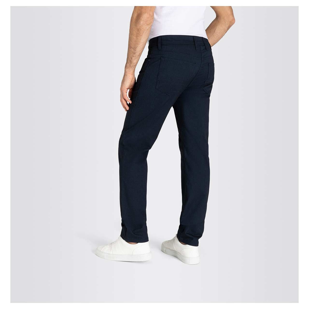 Stretch Herren Hose Arne von MAC in Dunkelblau mit Print, seitliche Rückansicht am Model