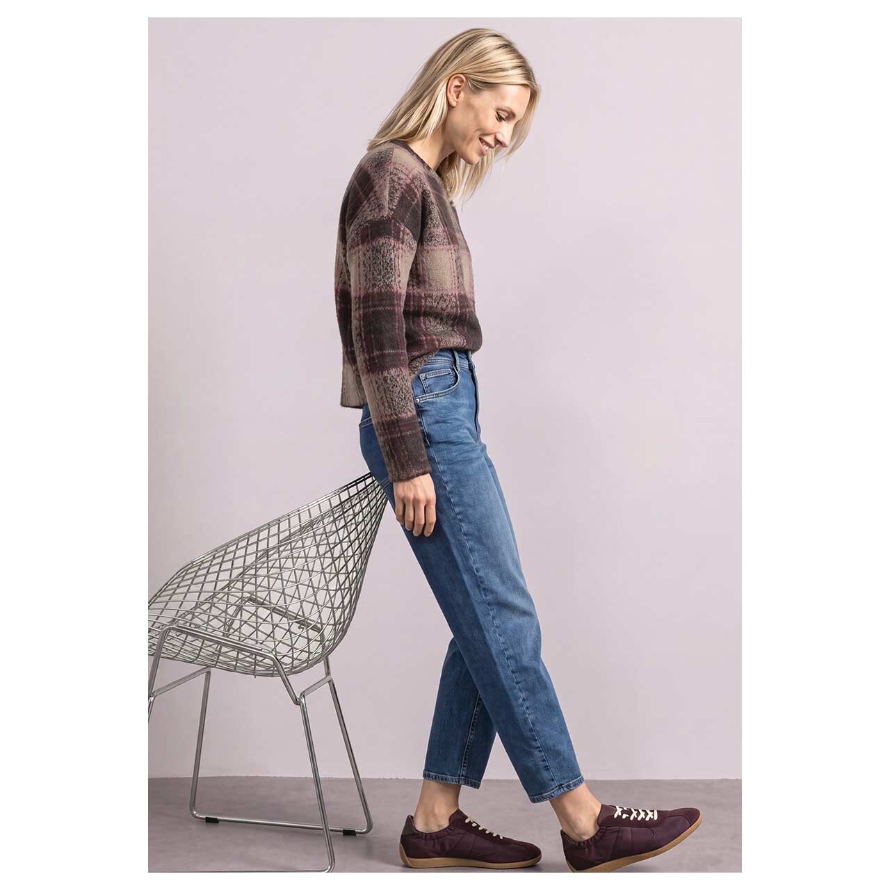 Damen Pullover Soft Multicolor Check Style von Street One in Dunkelbraun kariert, Ganzkörperansicht am Model