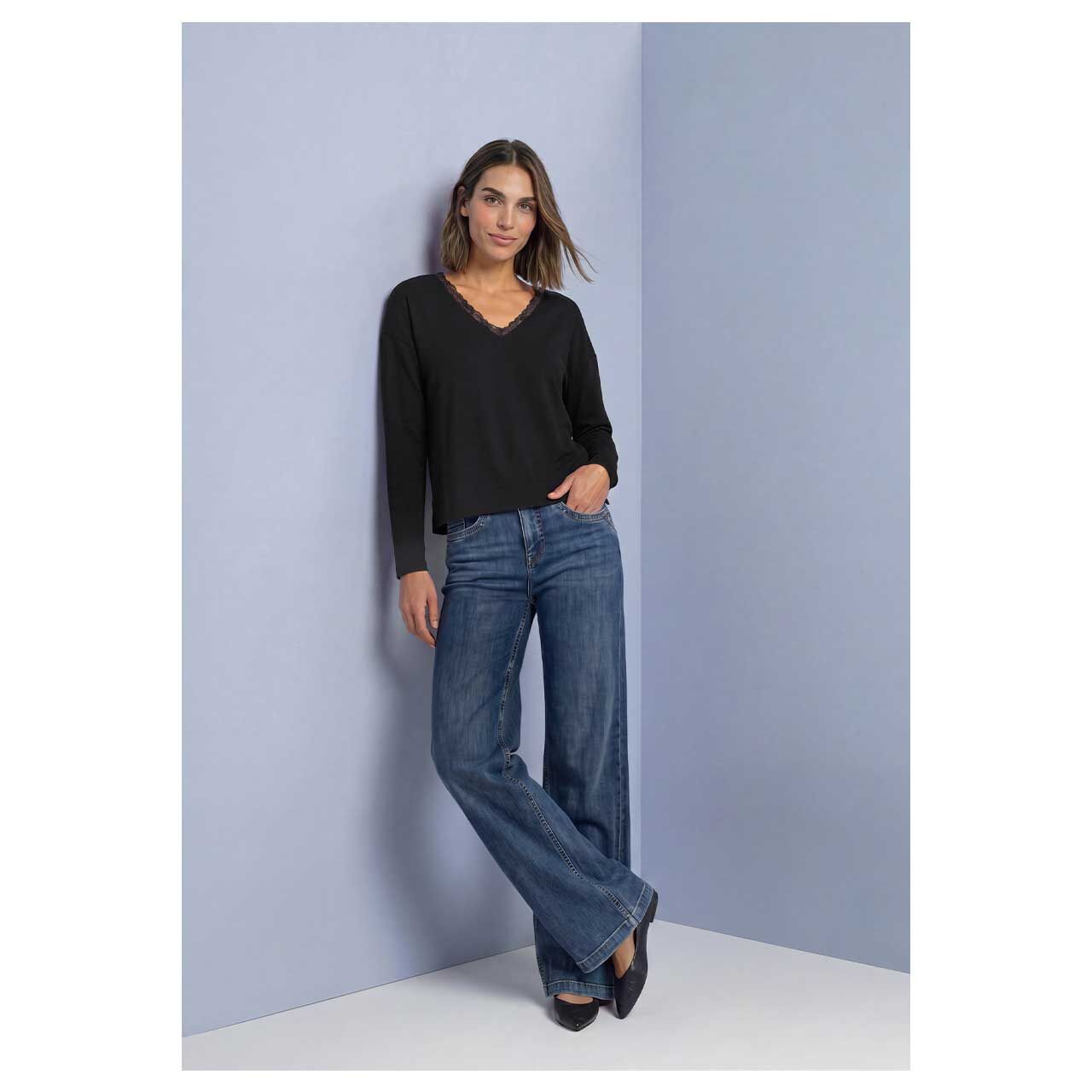 Damen Langarm Shirt Soft Lace Collar von Street One in Schwarz, Ganzkörperansicht am Model
