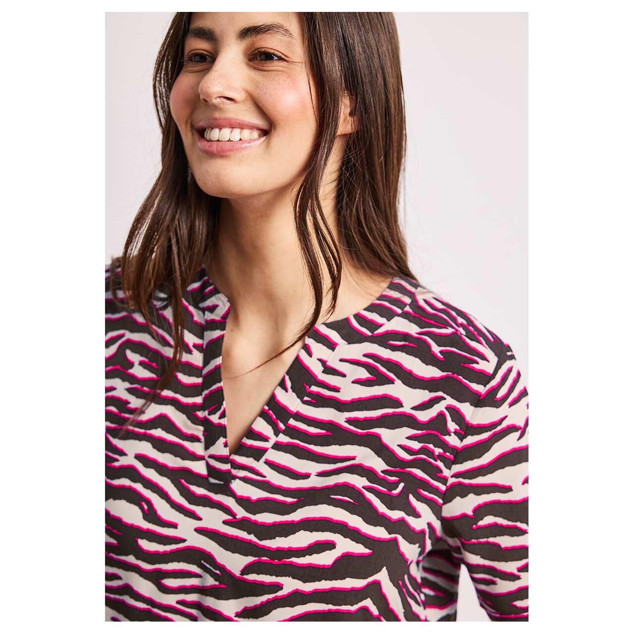 Damen Kurzarm Bluse Splitneck Turn-Up von Street One in Rosa mit Print, detaillierte Vorderansicht am Model