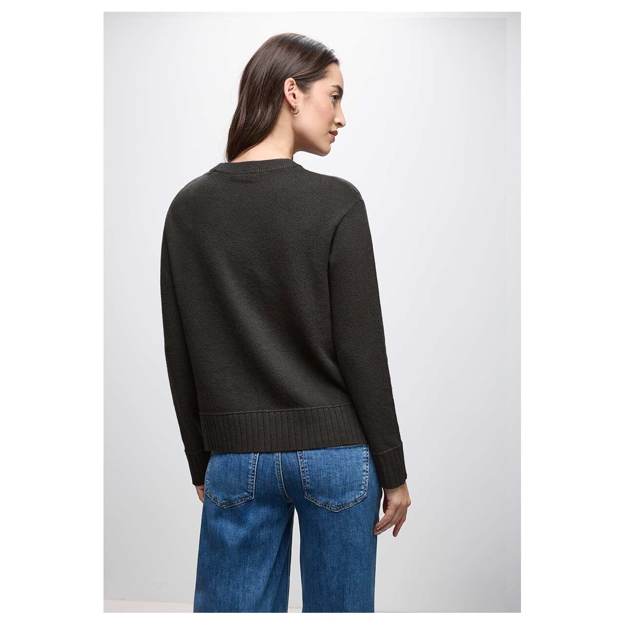 Damen Pullover Round Neck Sweater von Street One in Dunkelbraun, Rückansicht am Model