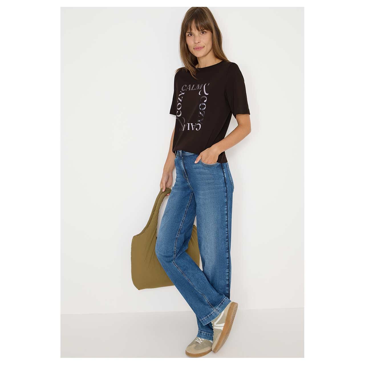 Damen T-Shirt Calm and Cozy von Cecil in Dunkelbraun mit Print, Ganzkörperansicht am Model