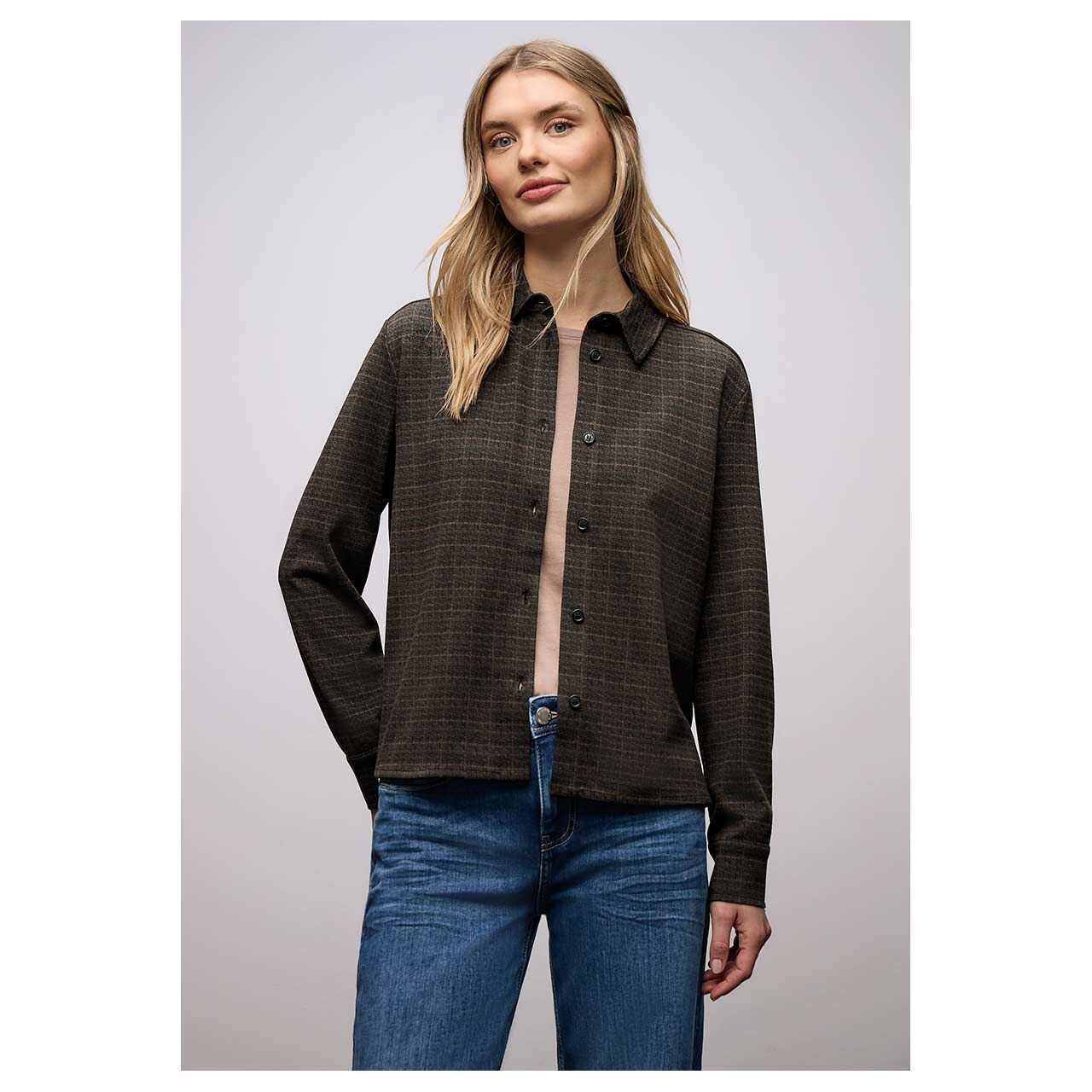 Damen Langarm Bluse Check Jaquard von Street One in Schwarz kariert, Vorderansicht am Model