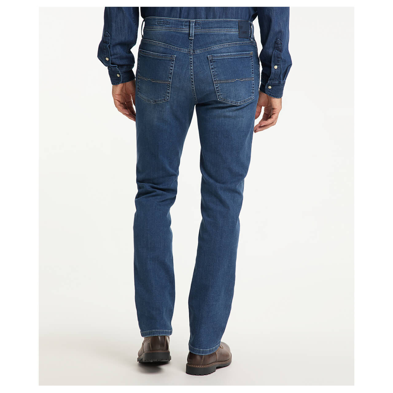 pioneer-jeans-rando-middleblue-06-hinten2 Stretch Herrenjeans Rando Megaflex in Blau verwaschen von Pioneer, Nahaufnahme Model Rückansicht