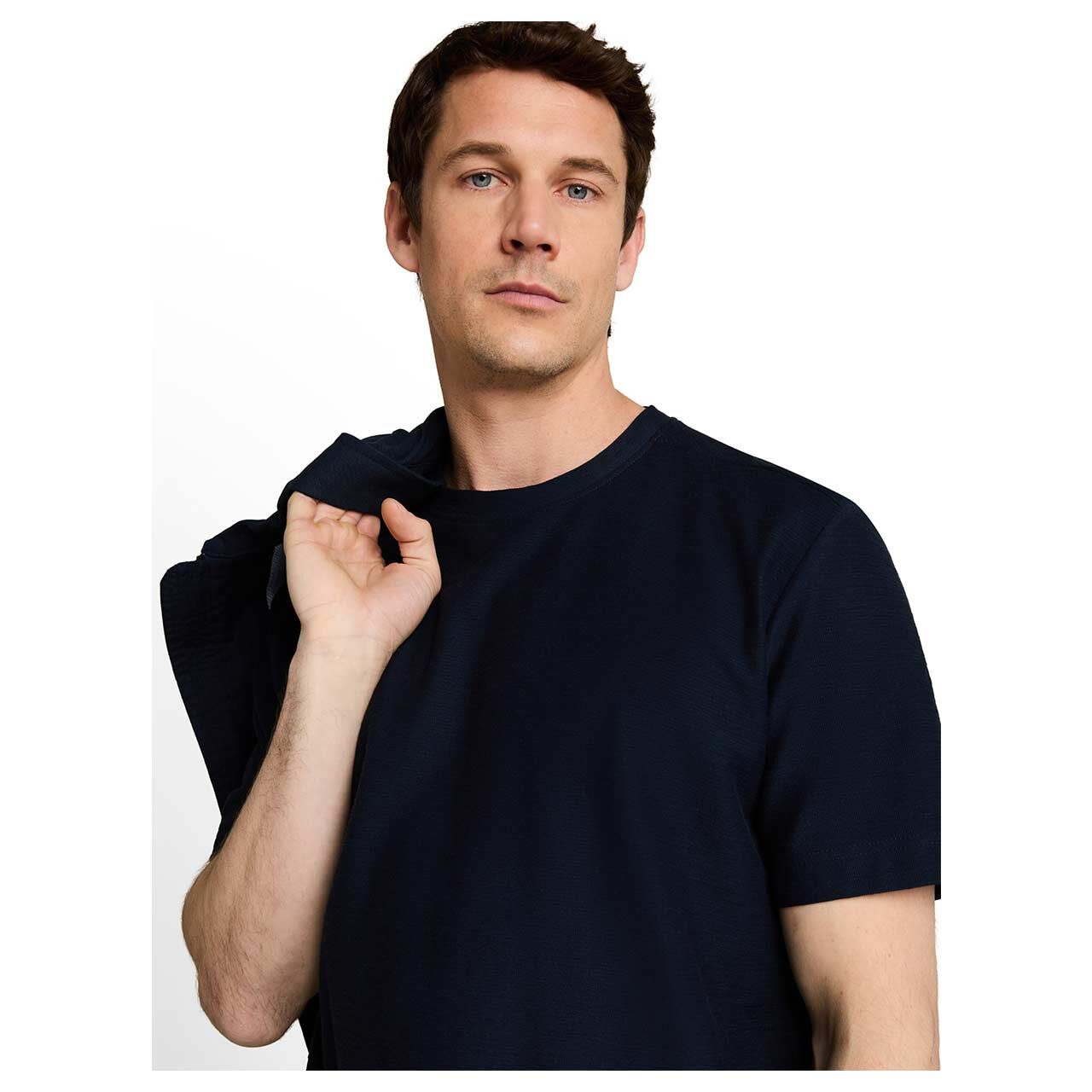 Herren T-Shirt von Tom Tailor in Dunkelblau, detaillierte Vorderansicht am Model