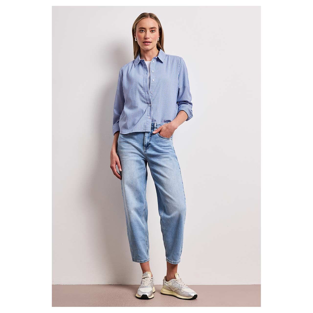 Damen Langarm Bluse Seersucker Striped Shirtcollar von Street One in Blau gestreift, Ganzkörperansicht am Model