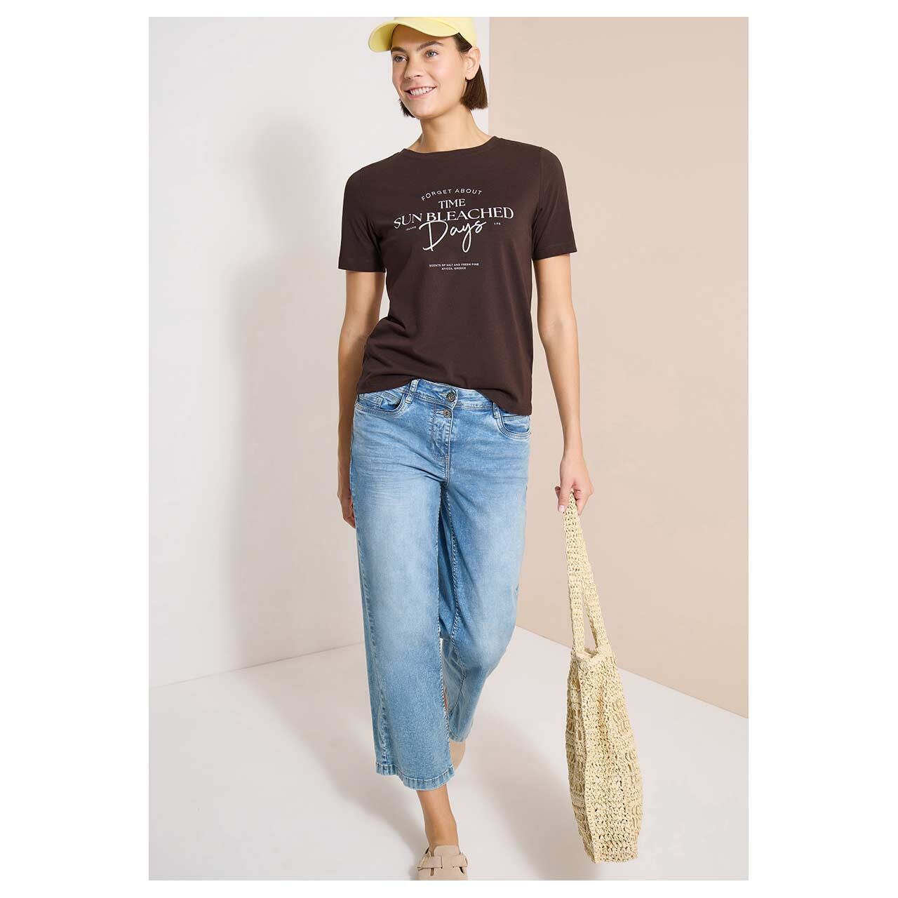 Damen T-Shirt Sun Bleached Days von Cecil in Dunkelbraun mit Print, Ganzkörperansicht am Model