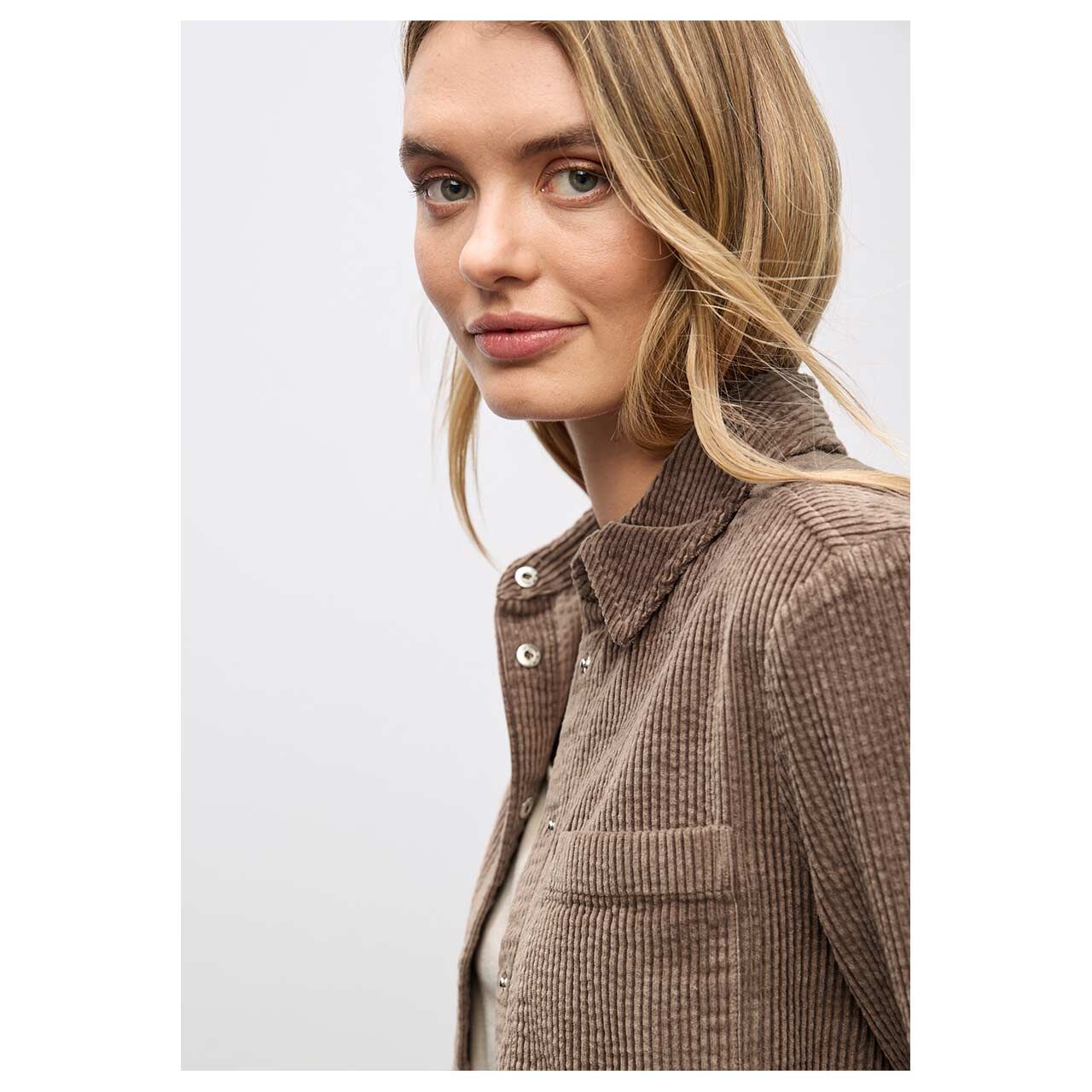 Damen Langarm Cord Bluse Corduroy Shirtcollar von Street One in Braun, detaillierte Vorderansicht am Model