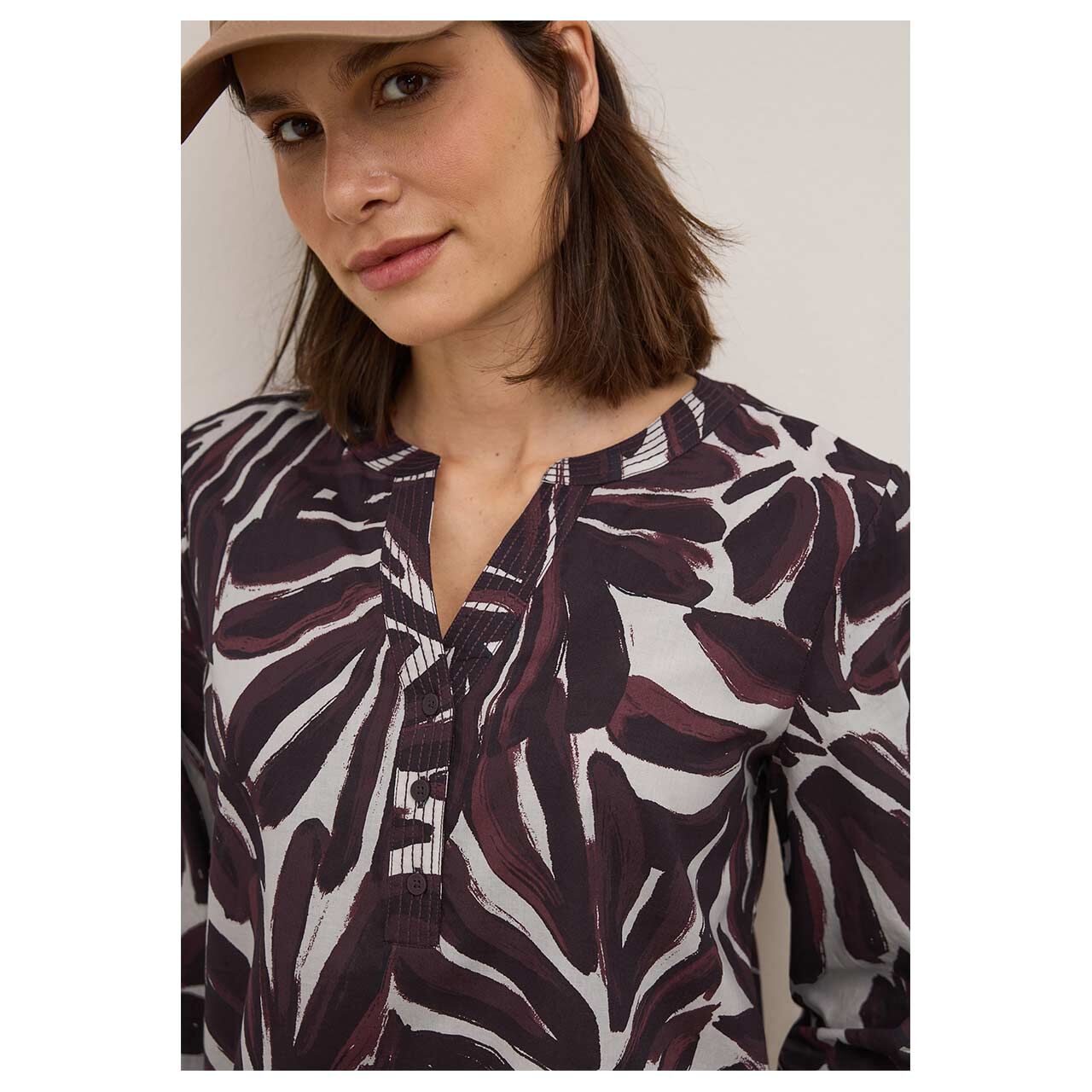 Damen 3/4 Arm Bluse Printed Light Cotton von Cecil in Burgunderrot mit Print, detaillierte Vorderansicht am Model
