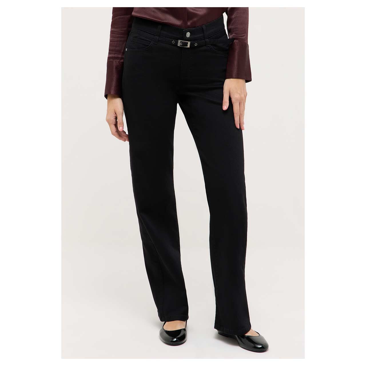 Stretch Damenjeans Liz Belt von Angels in Schwarz, Vorderansicht am Model