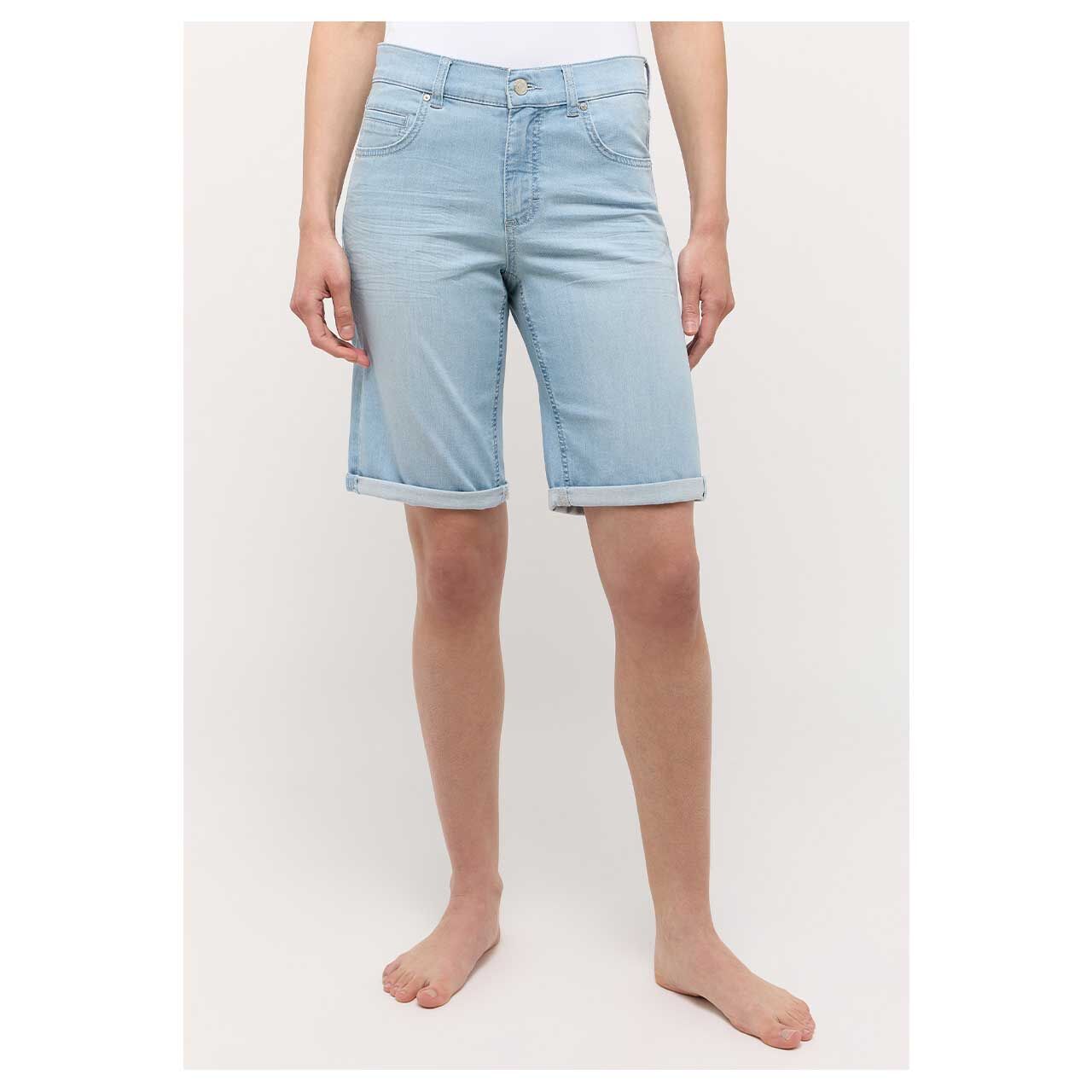 Damen Jeans Bermuda TU von Angels in Hellblau angewaschen, Vorderansicht am Modell