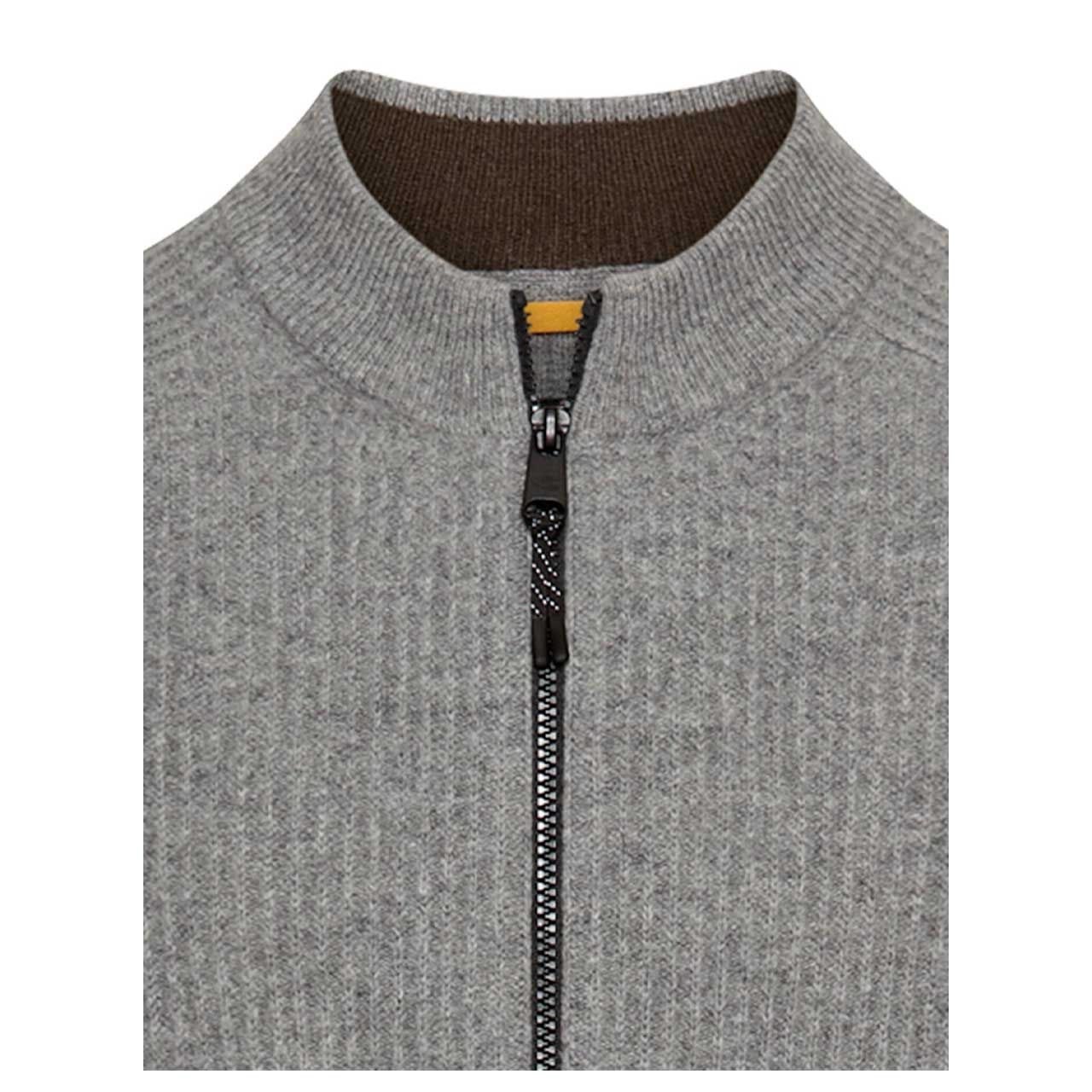 Herren Strickjacke von Camel active in der Farbe Grau meliert, Detailansicht Kragen vorne