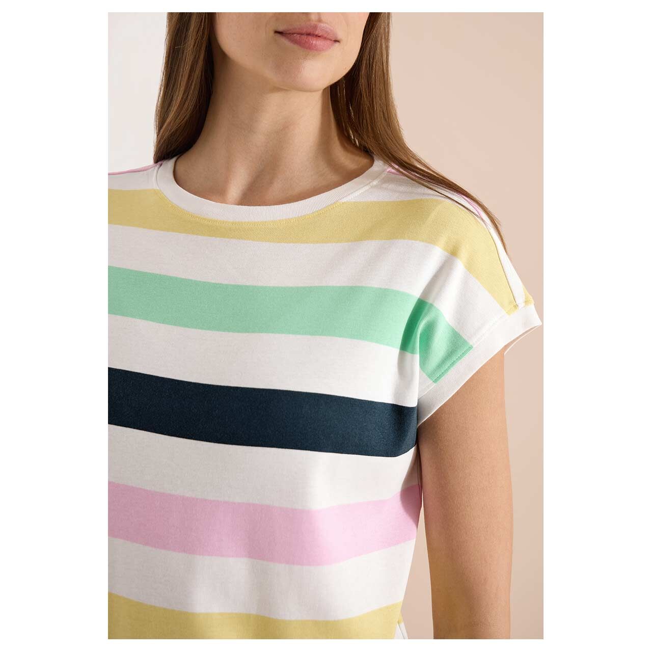 Damen T-Shirt Multistripe von Cecil in Weiß gestreift, detaillierte Vorderansicht am Model