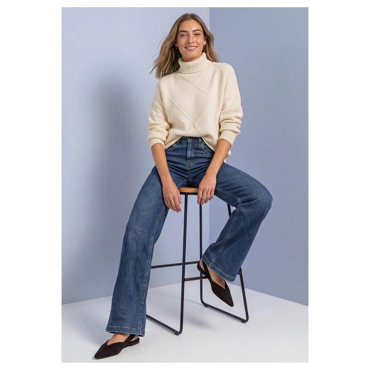 Damen Rollkragen Pullover Cosy Structure Sweater von Street One in Hellbeige, Ganzkörperansicht am Model