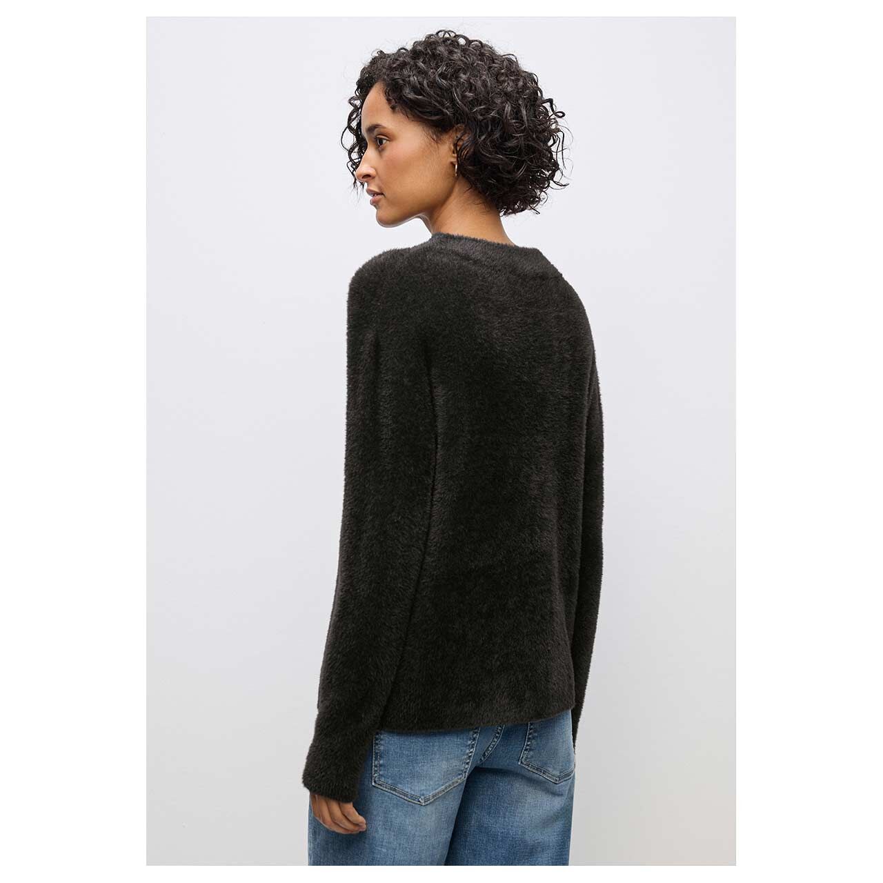 Damen Pullover Fluffy Turtle Neck Sweater von Street One in Dunkelbraun, Rückansicht am Model