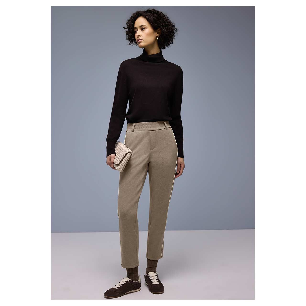 Damen Ankle Hose Bonny Piqué von Street One in Hellbraun, Ganzkörperansicht am Model gestylt