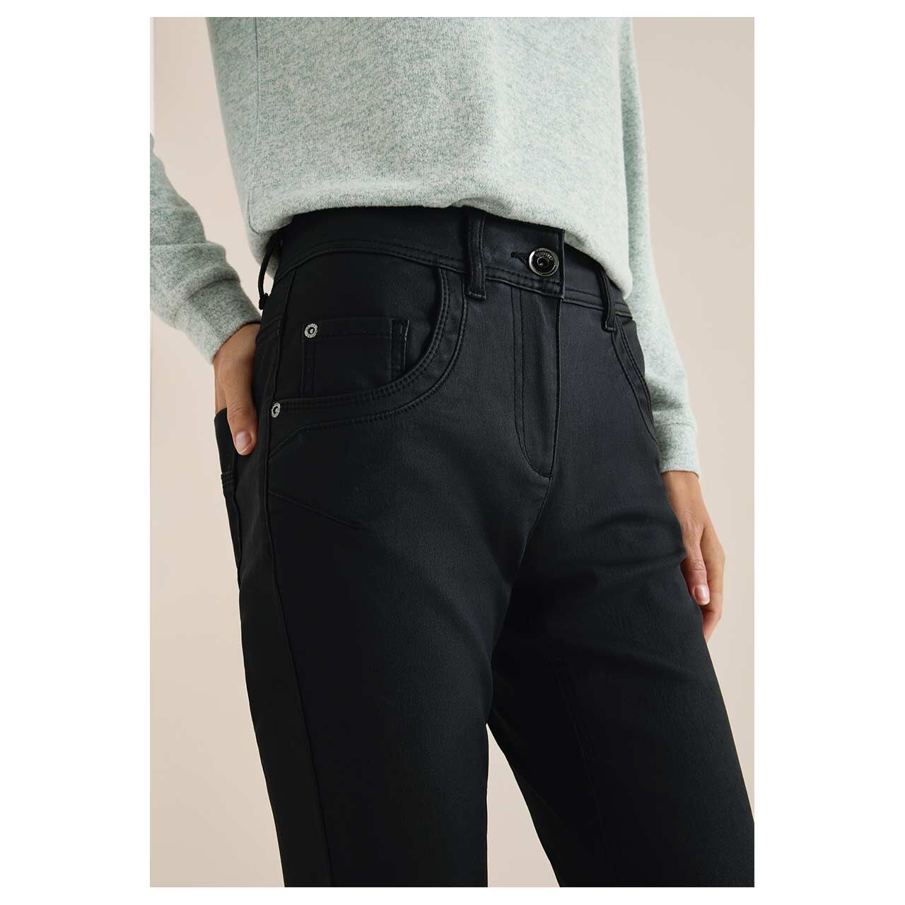 Damenjeans Toronto von Cecil in Schwarz beschichtet, detaillierte Vorderansicht am Model