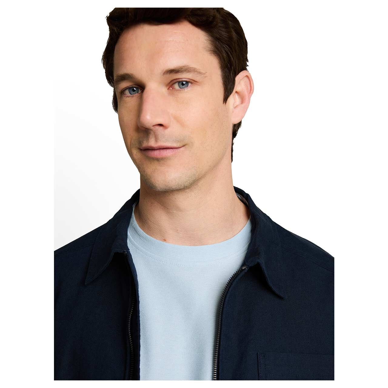 Herren T-Shirt von Tom Tailor in Hellblau, detaillierte Vorderansicht am Model