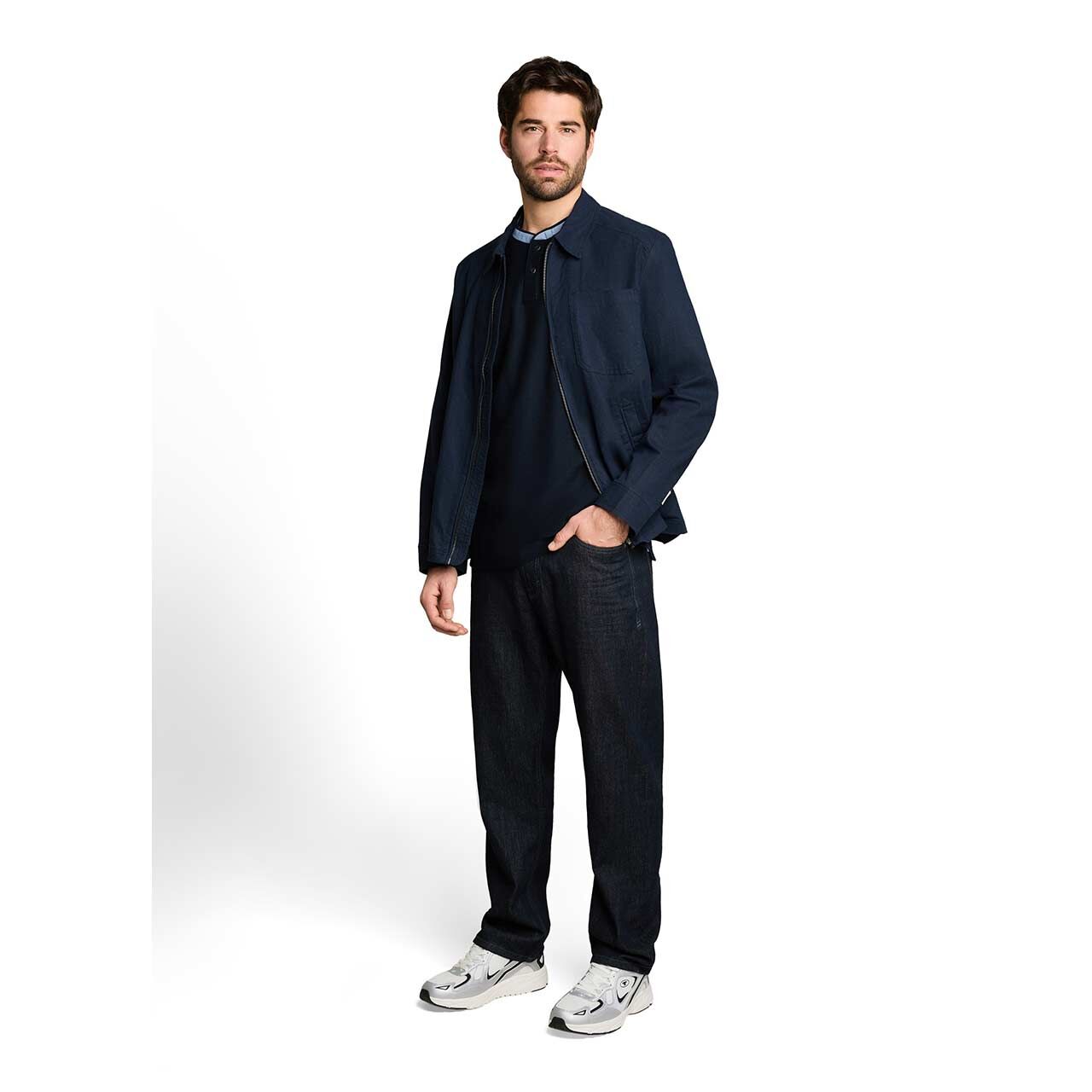 Herren T-Shirt Henley von Tom Tailor in Dunkelblau, Ganzkörperansicht am Model