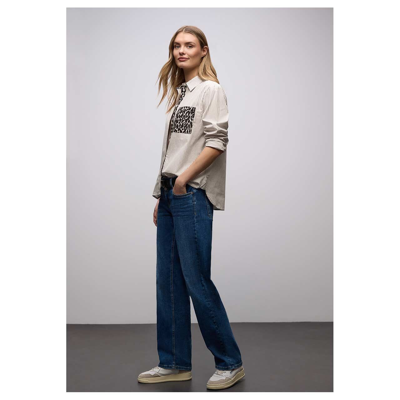 Damen Langarm Bluse Striped Shirtcollar von Street One in Braun gestreift, Ganzkörperansicht am Model