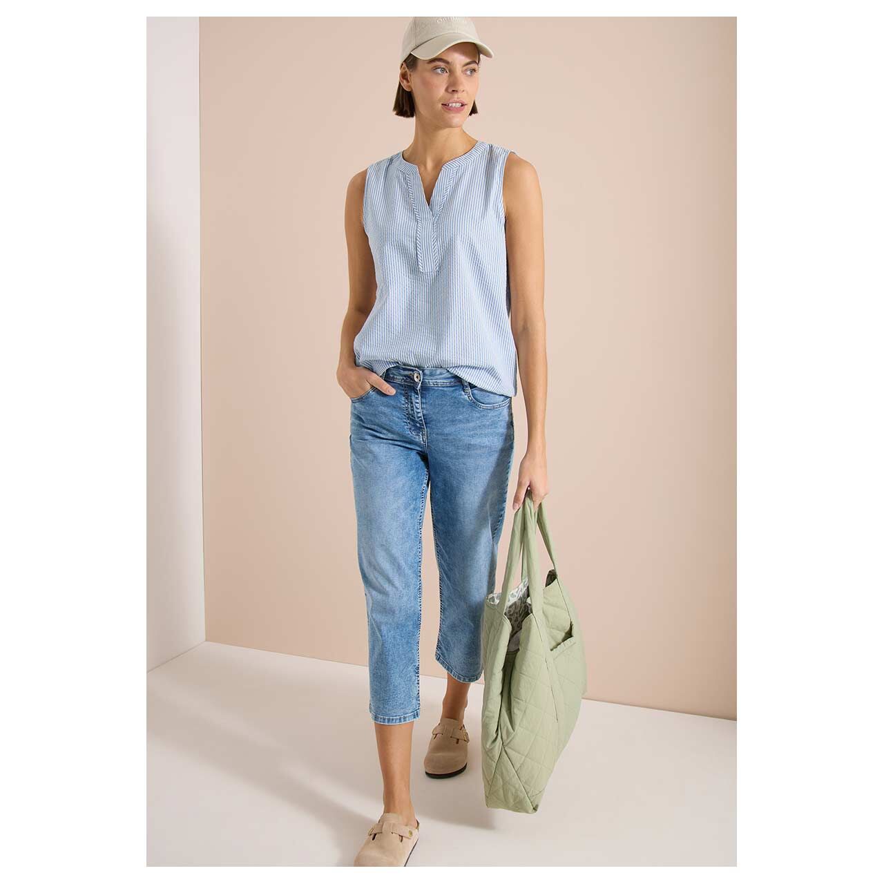 Damen Blusen Top Seersucker Stripe von Cecil in Hellblau gestreift, Ganzkörperansicht am Model