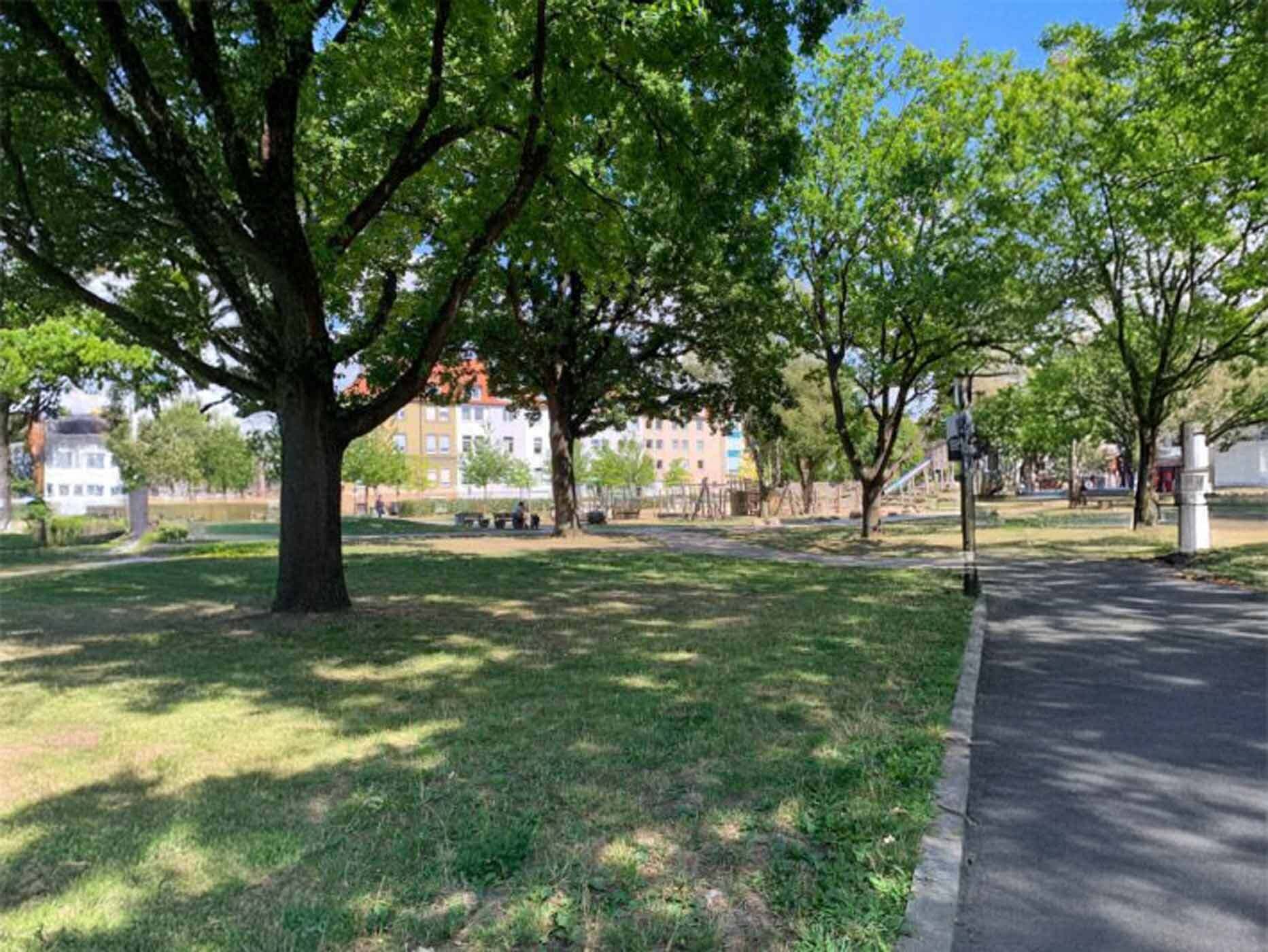 Steingrube Hildesheim mit Blick auf Wiese und Spielplatz im Hintergrund.