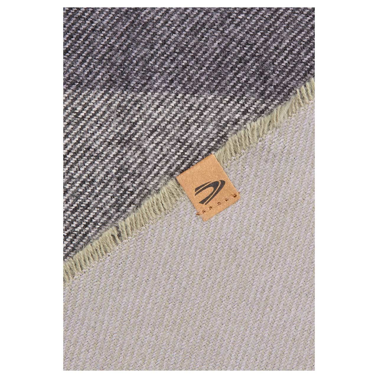 Damen Schal von Camel active in Lila-Blau kariert, Detailansicht Logo