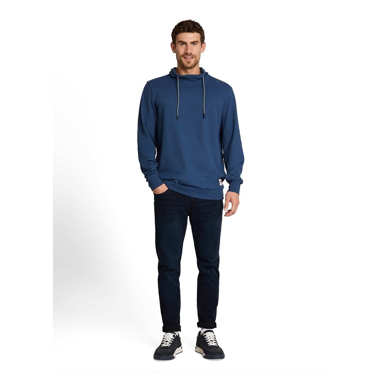 Herren Pullover Structured Snood von Tom Tailor in Dunkelblau, Ganzkörperansicht am Model