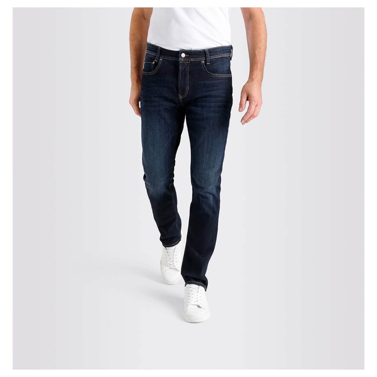 Herrenjeans Flexx von MAC in Dunkelblau verwaschen, Vorderansicht am Modell