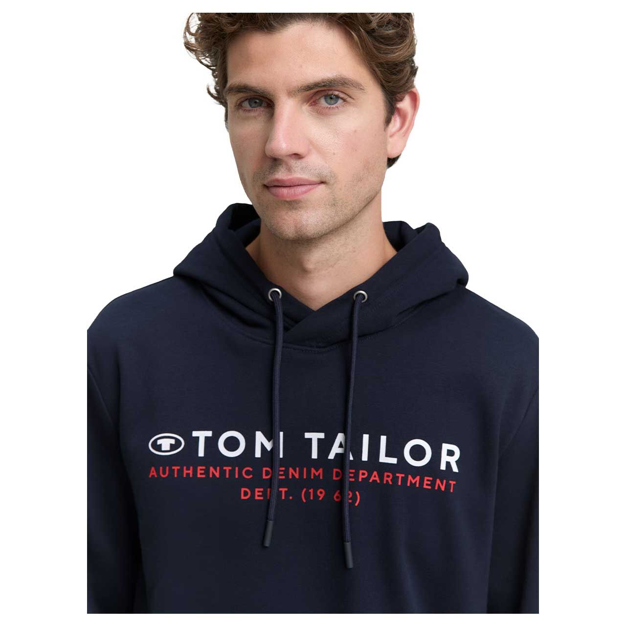 Herren Hoodie Sweatshirt von Tom Tailor in Dunkelblau mit Print, Detailansicht Oberkörper am Model