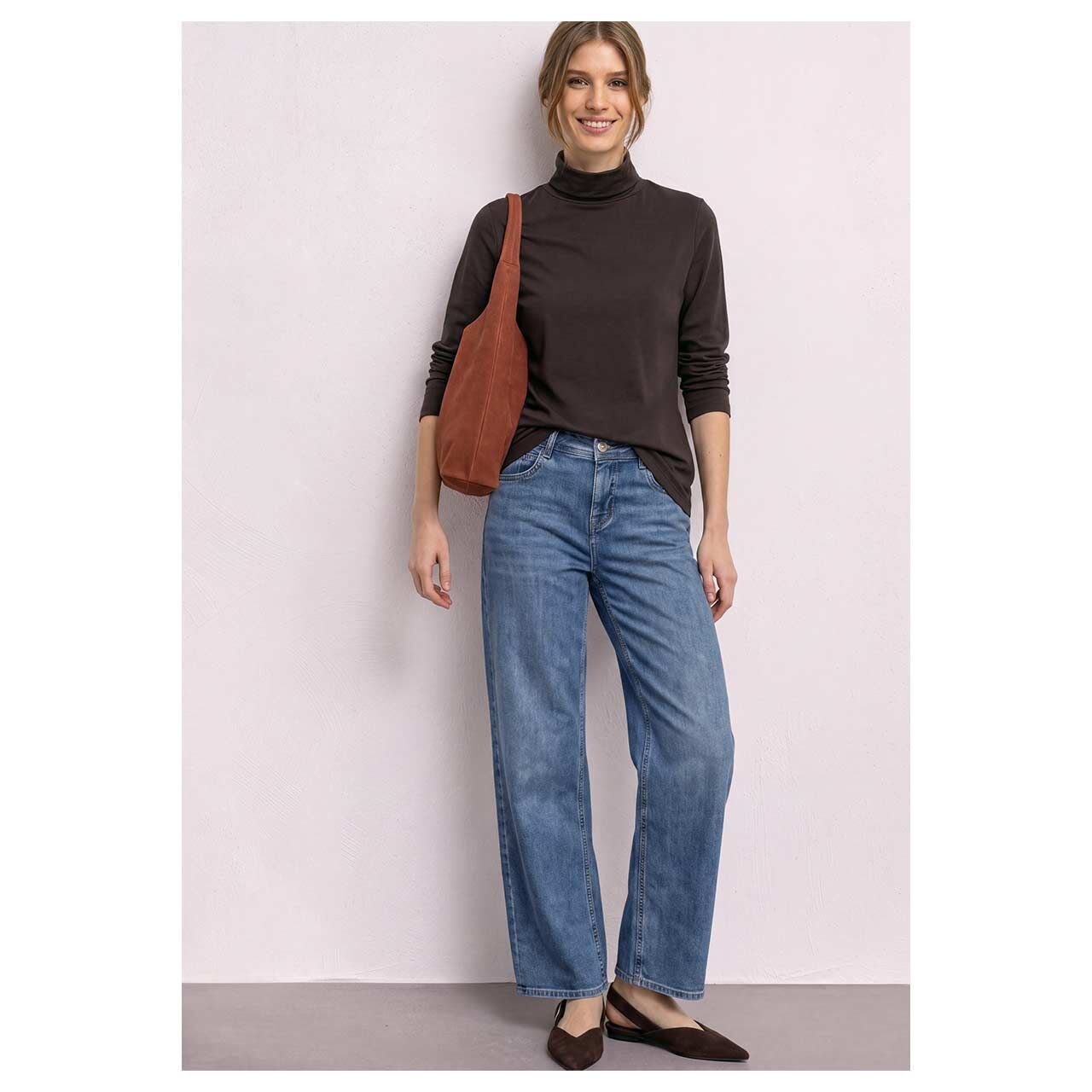 Damen Rollkragen Langarmshirt Feminim Roll Neck von Street One in Dunkelbraun, Ganzkörperansicht am Model