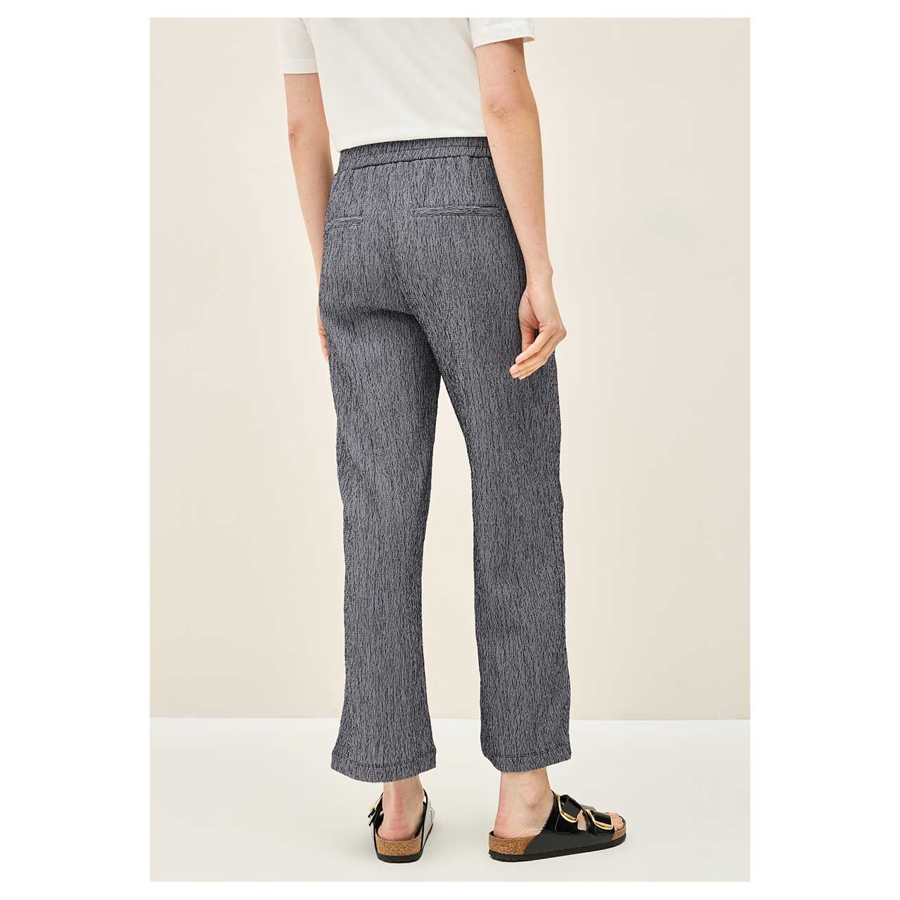 Damen Ankle Hose Neele Straight von Cecil in Dunkelblau mit Print, Rückansicht getragen