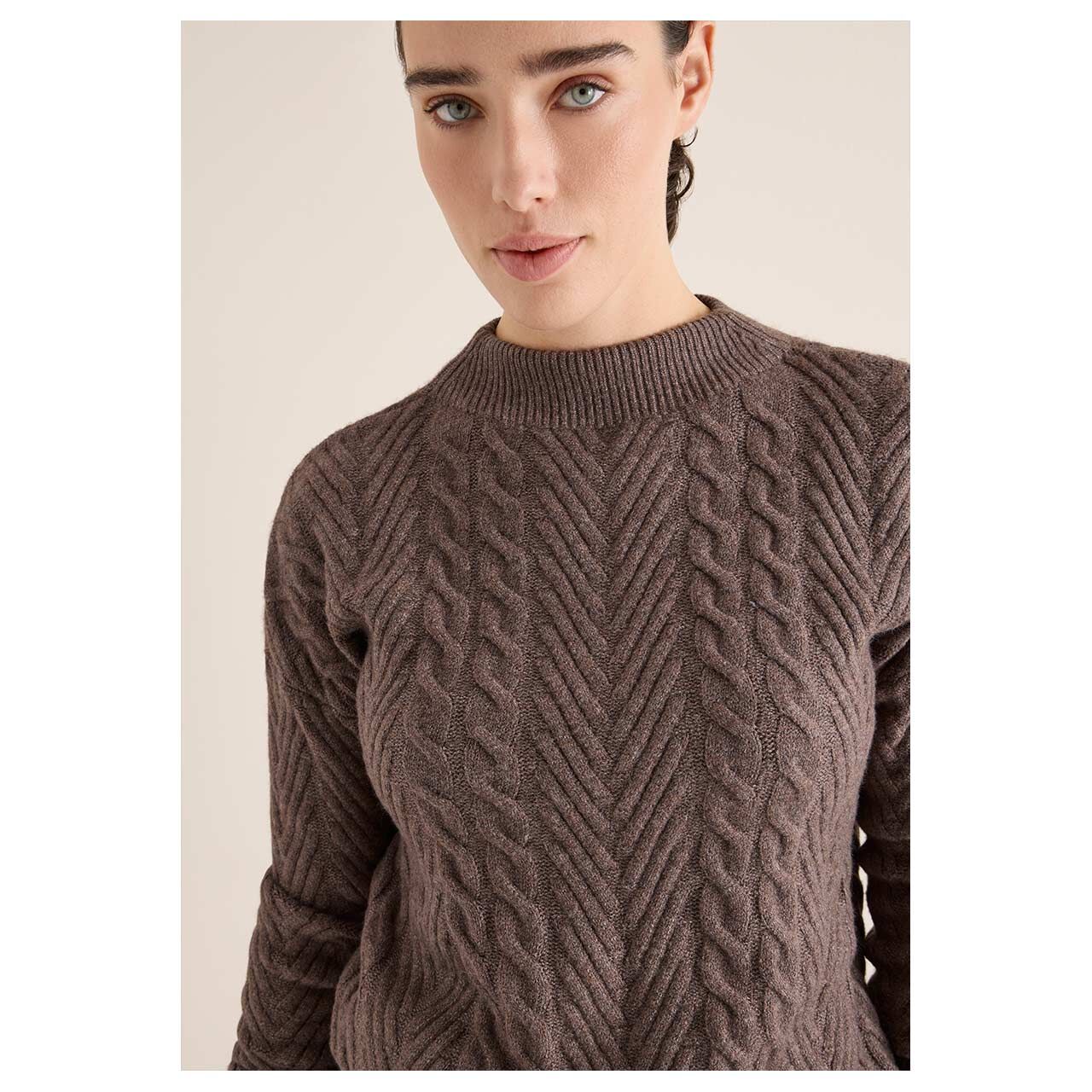 Damen Damen Pullover Cable Mix von Cecil in Braun meliert, detaillierte Vorderansicht am Model