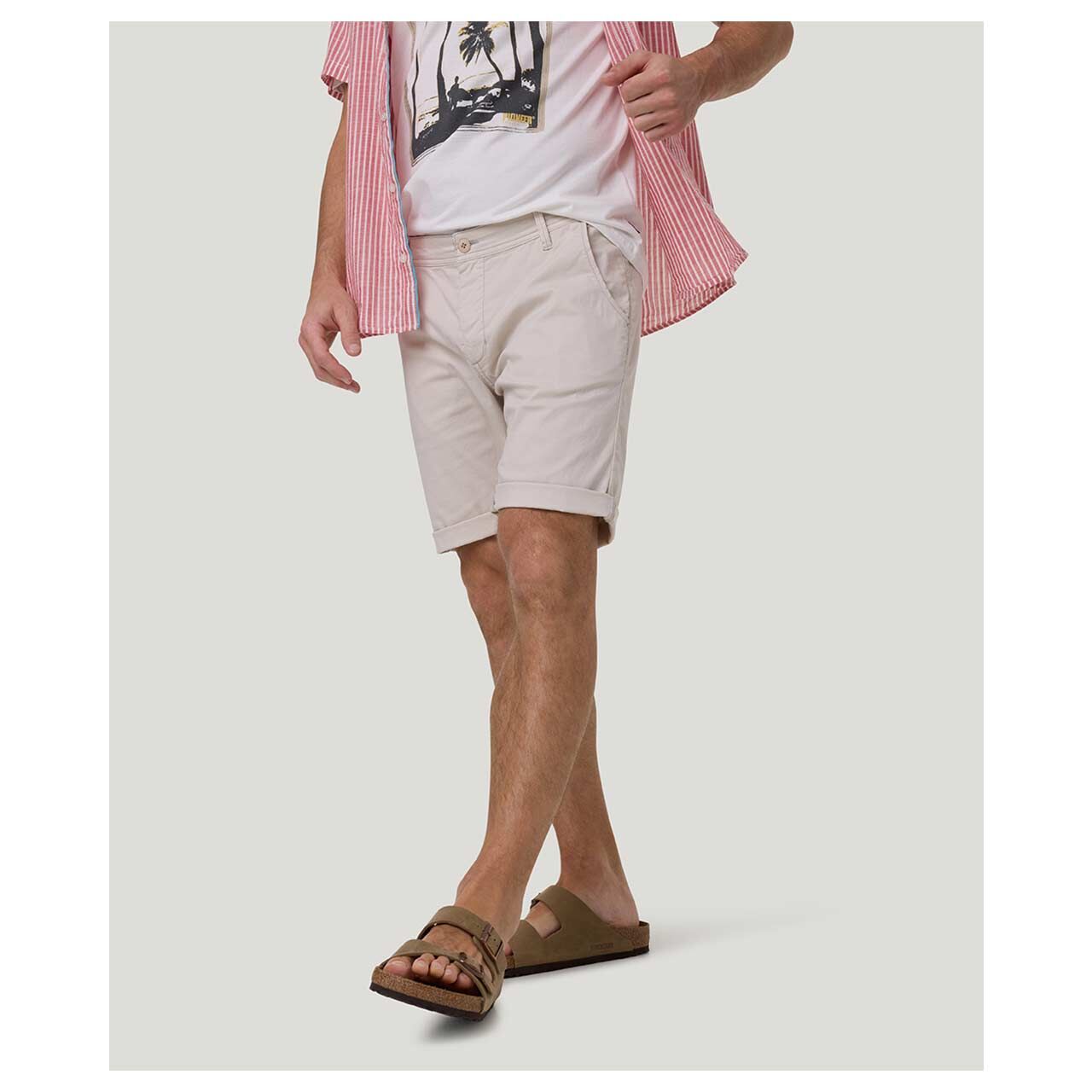 Stretch Herren Chino Baumwoll Bermuda Lenny in Beige von Pioneer, Seitenansicht am Model