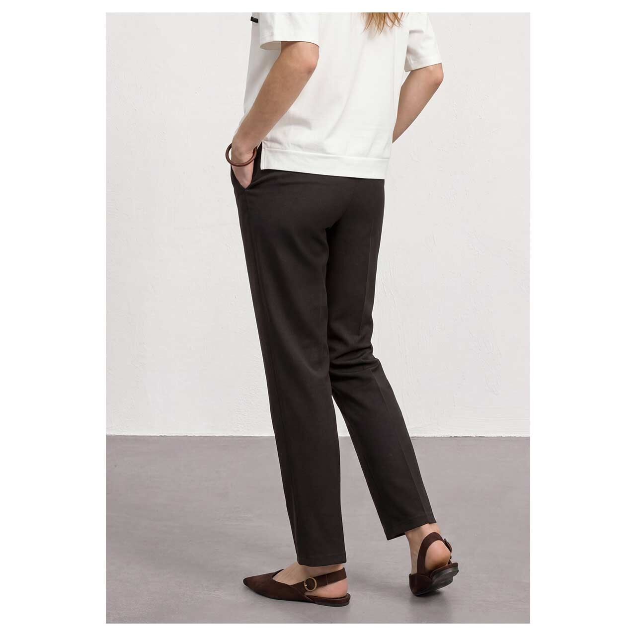 Stretch Damenhose Amalia Straight Leg von Street One in Dunkelbraun, Rückansicht am Model