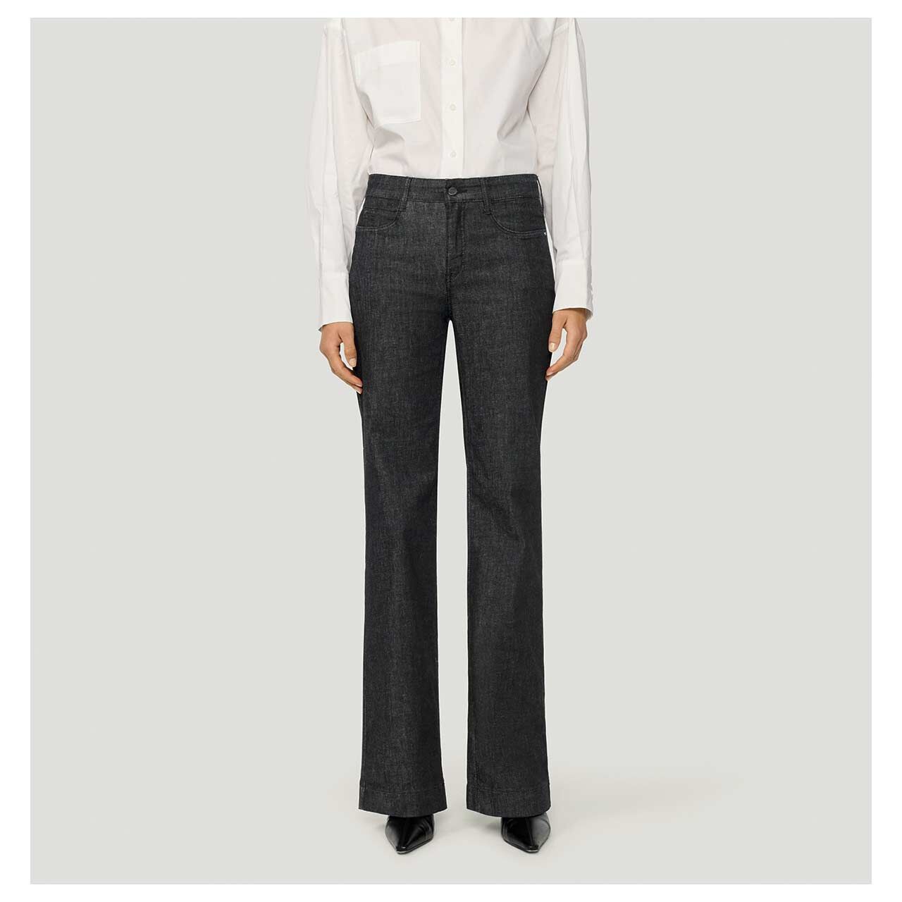 Stretch Damenjeans Dream Wide von MAC in Schwarz, Vorderansicht am Model