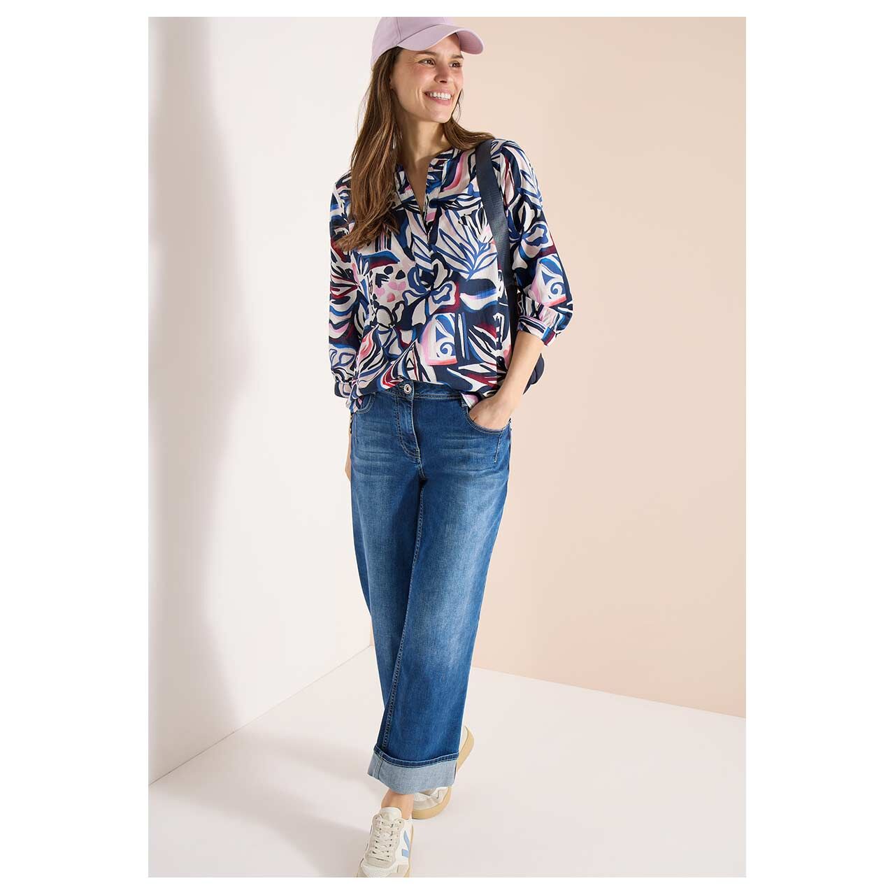 Damen 3/4 Arm Bluse Bluse Cotton Allover von Cecil in Blau mit Print, Ganzkörperansicht am Model